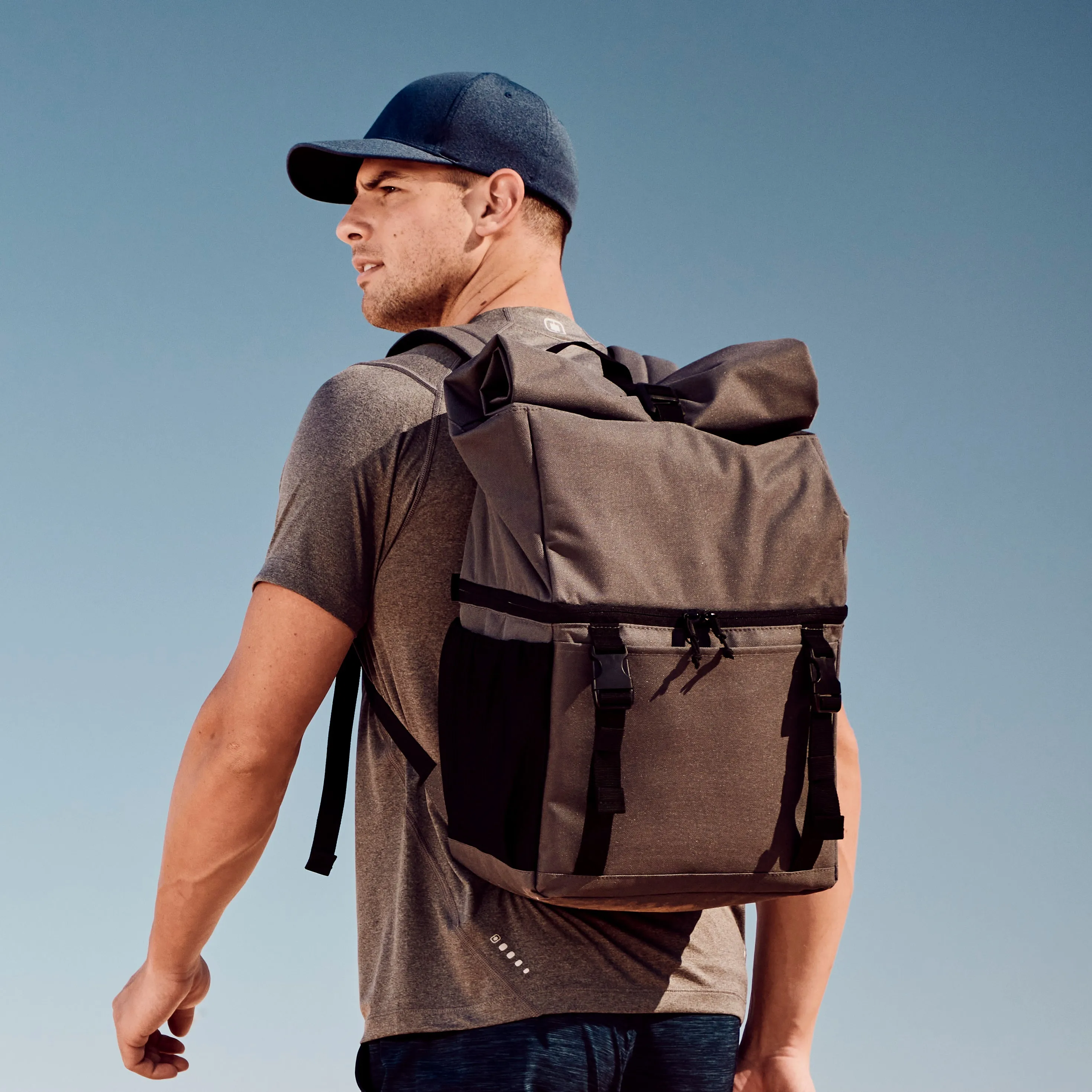 A2122 Roll-top 18-can Backpack Cooler