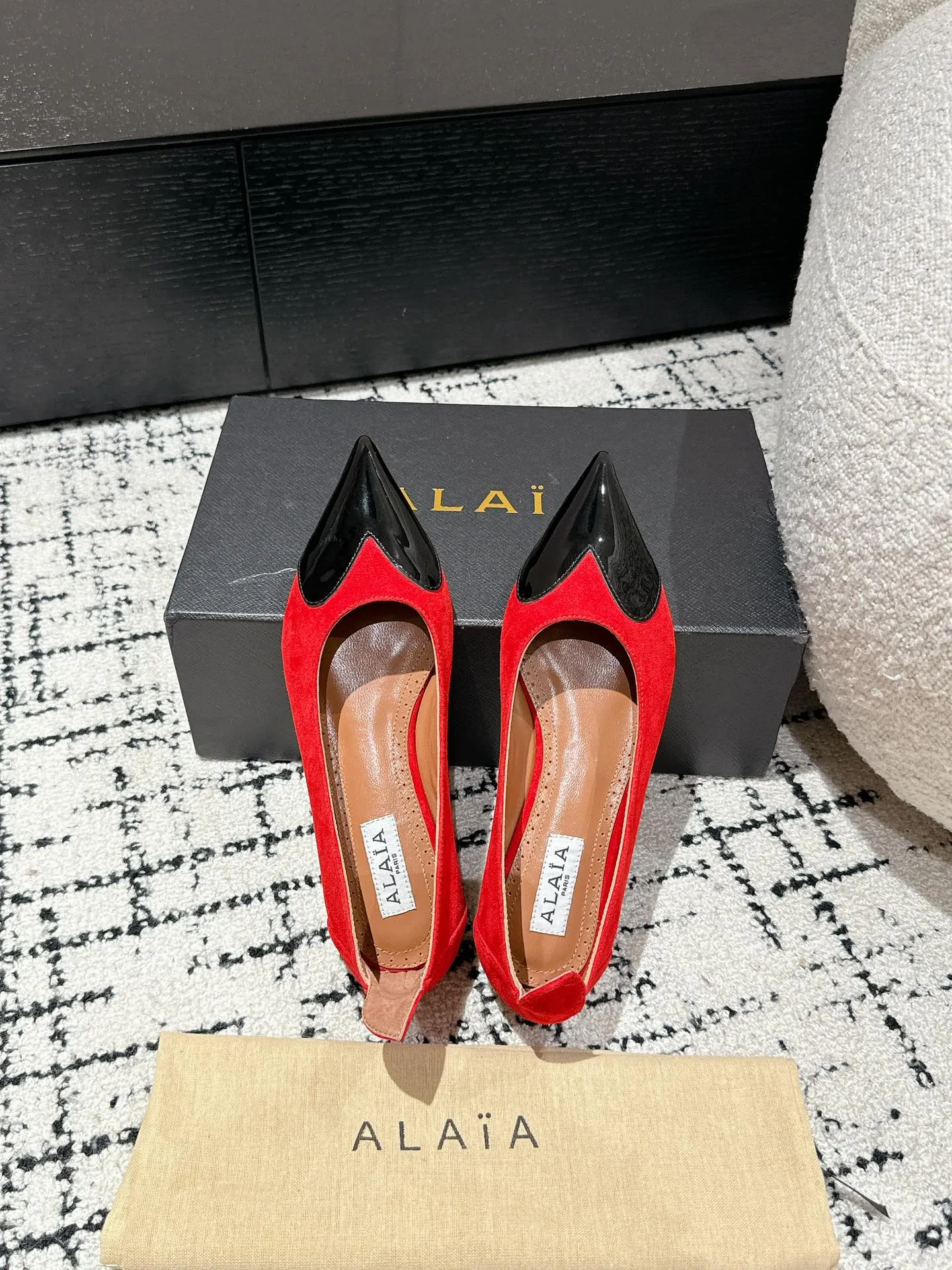 ALAIA PUMP 1 CM IN CHERRY RED SUEDE MIX BLACK CALFSKIN