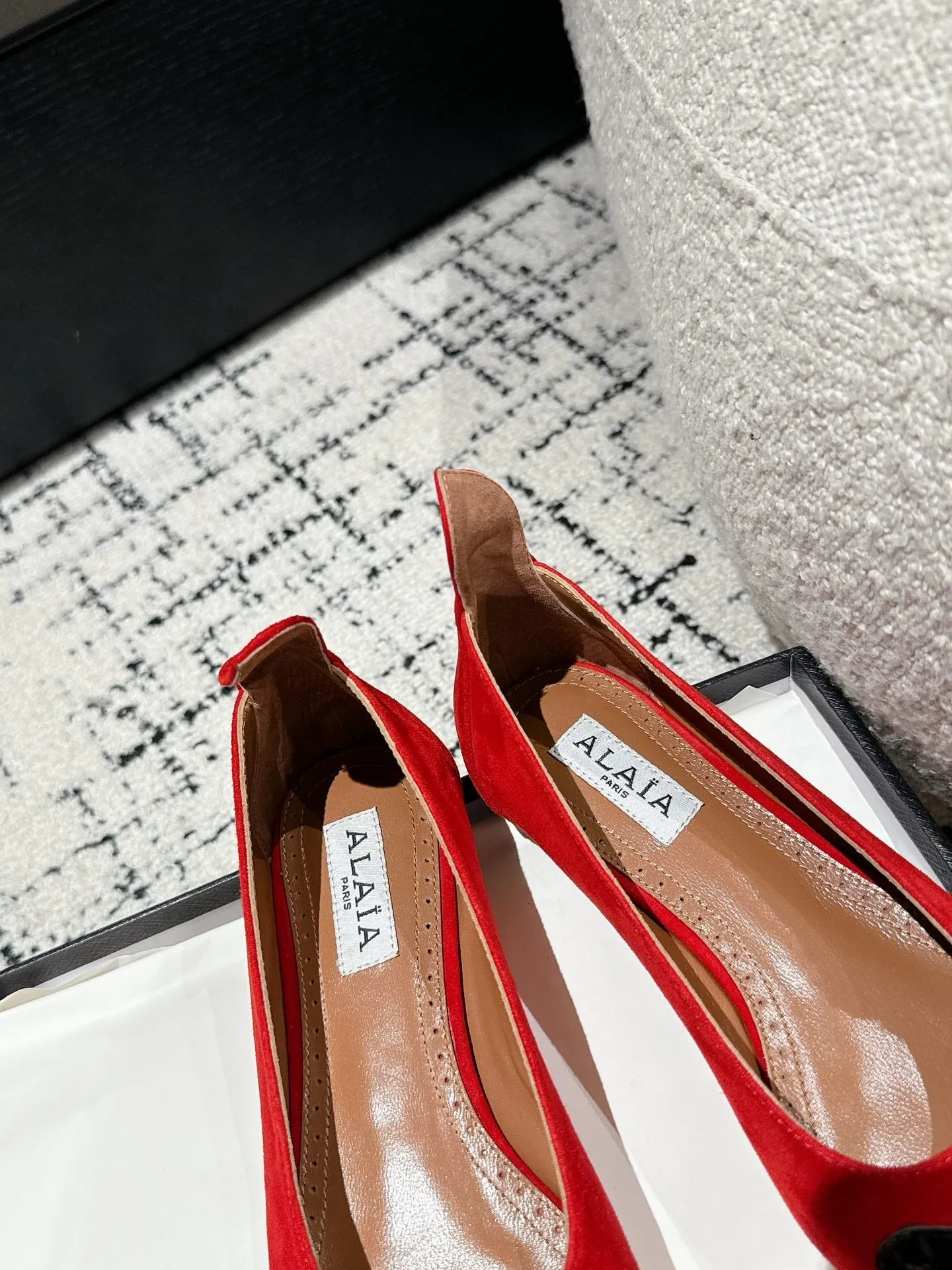 ALAIA PUMP 1 CM IN CHERRY RED SUEDE MIX BLACK CALFSKIN