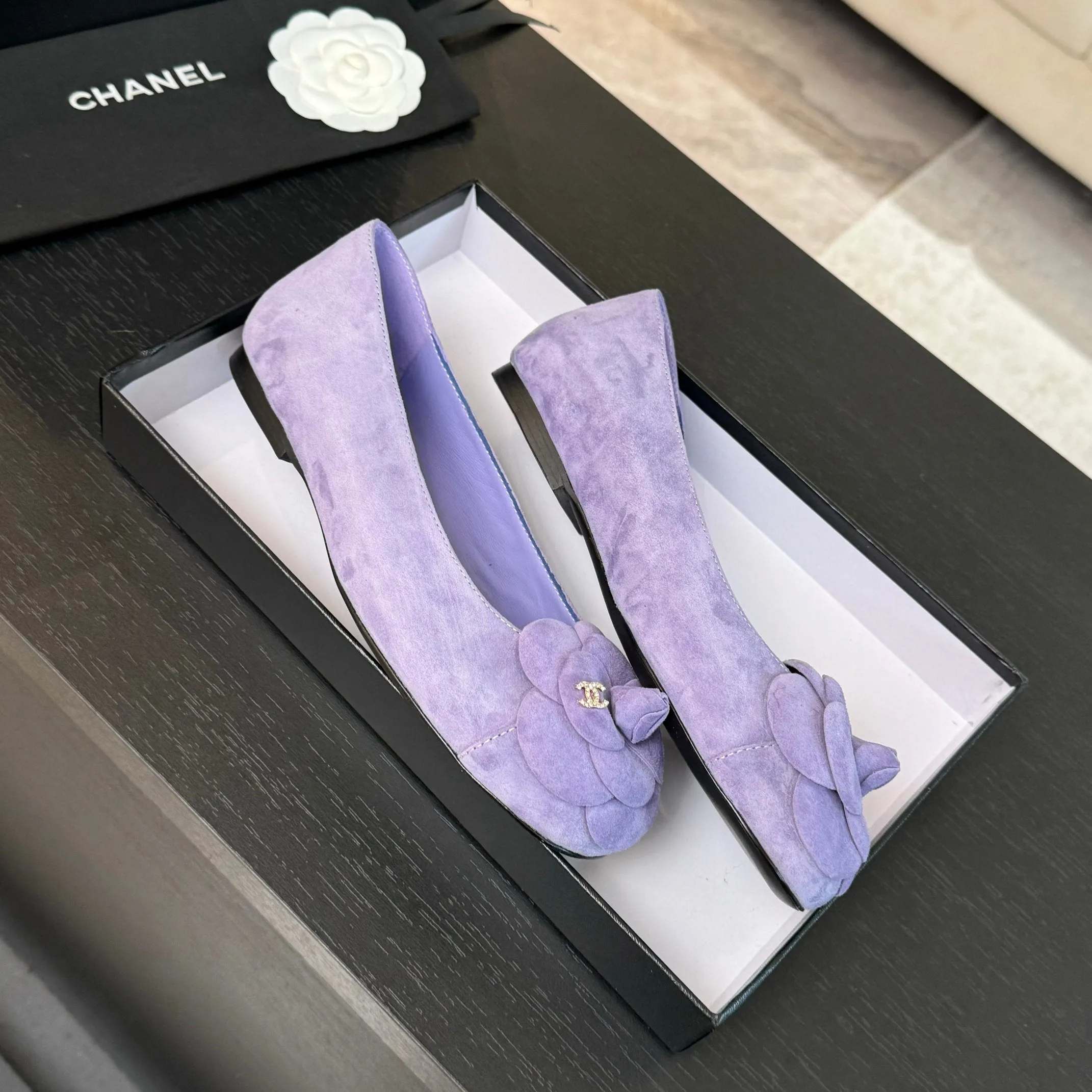 BALLET FLATS IN PASTEL PURPLE SUEDE WITH CAMELLIA