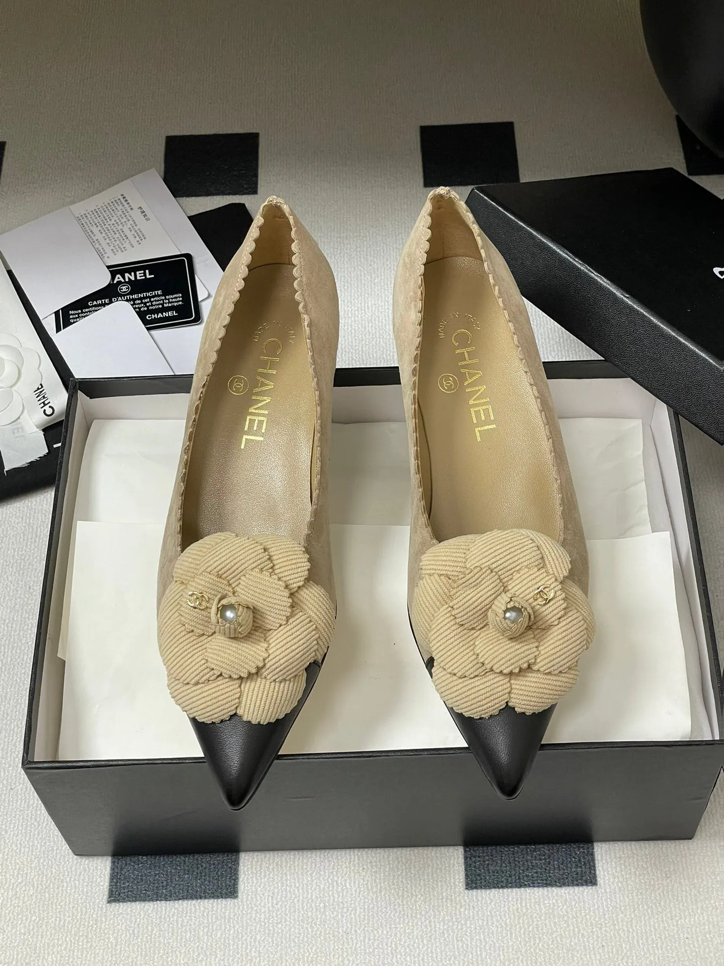 CC 25C Classic Camellia Pointed High Heels Flat 15mm Beige Suede 247608