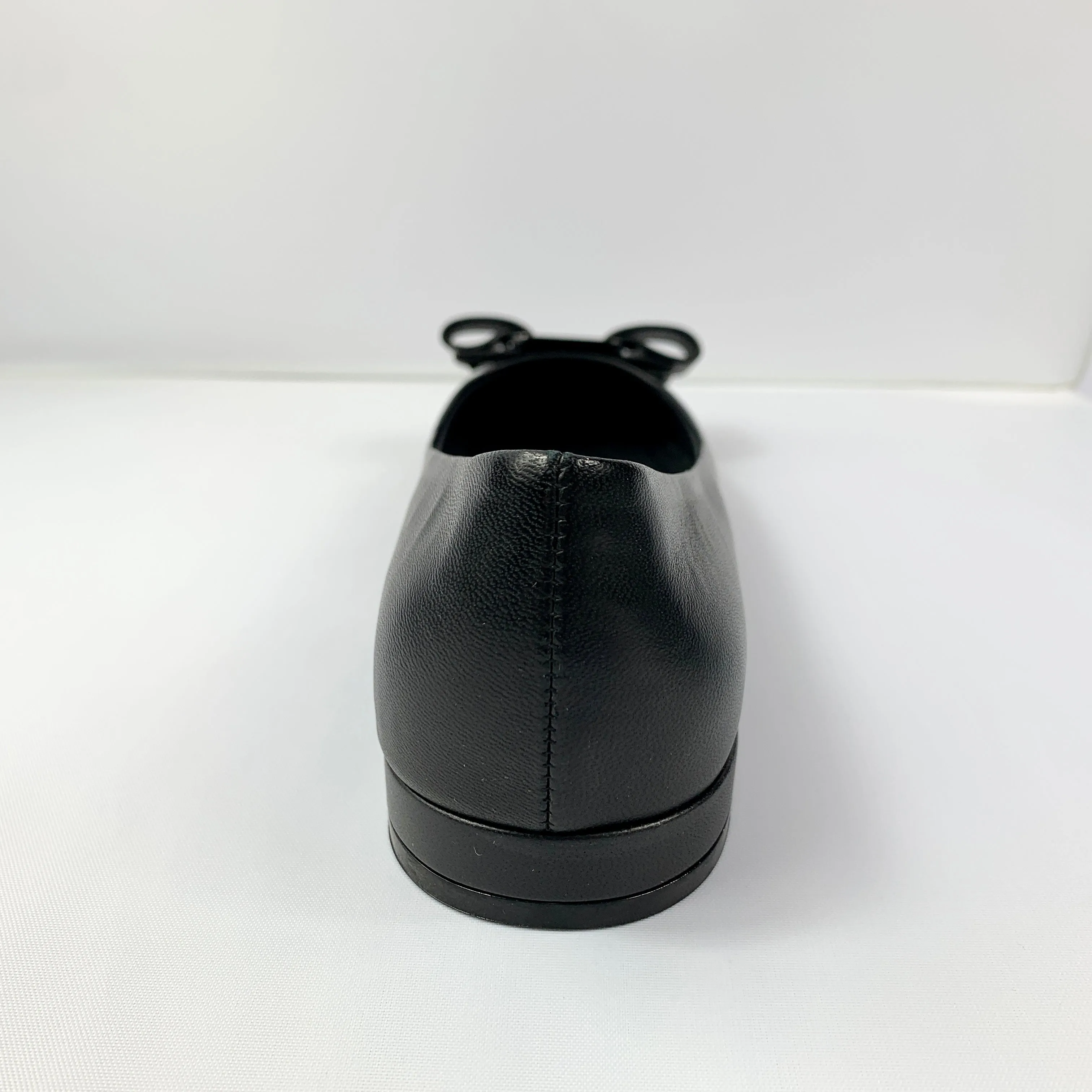 Salvatore Ferragamo Varina CT Flats in Nero