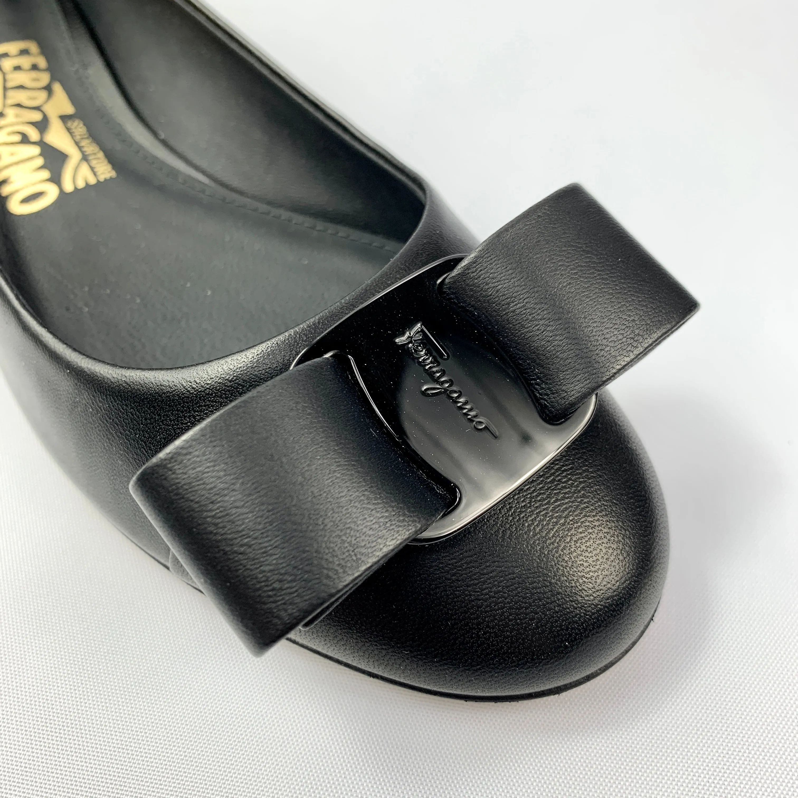 Salvatore Ferragamo Varina CT Flats in Nero