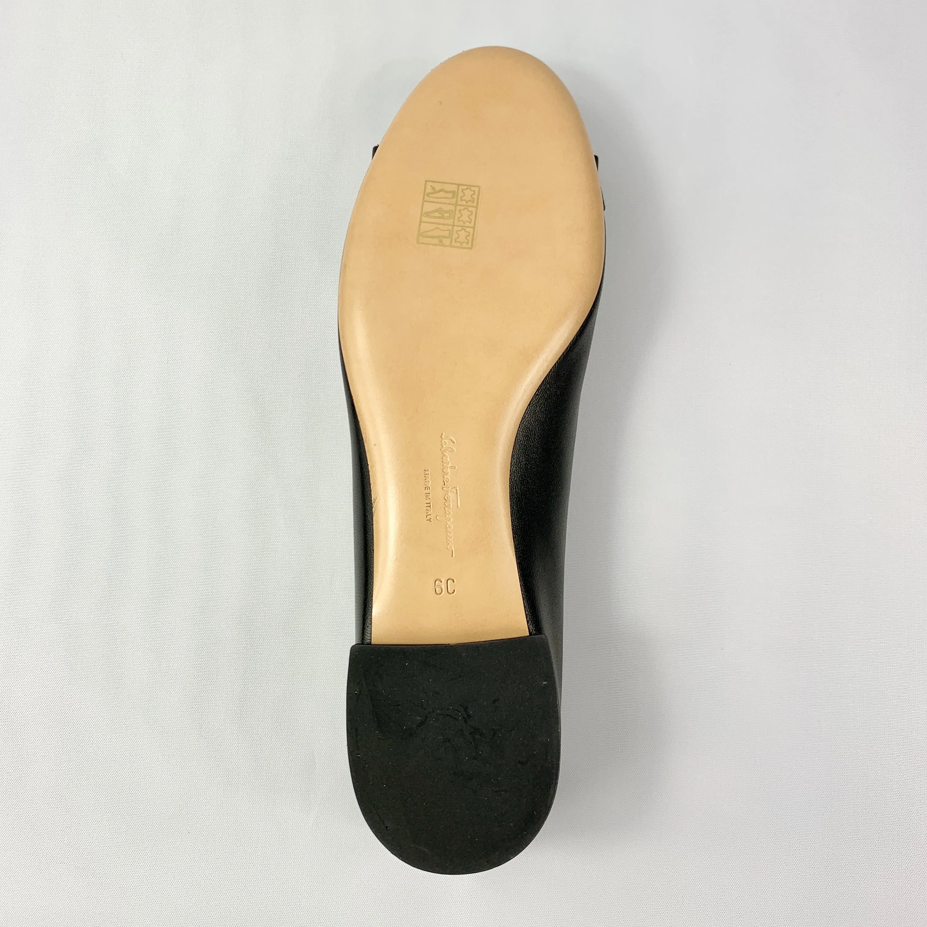Salvatore Ferragamo Varina CT Flats in Nero