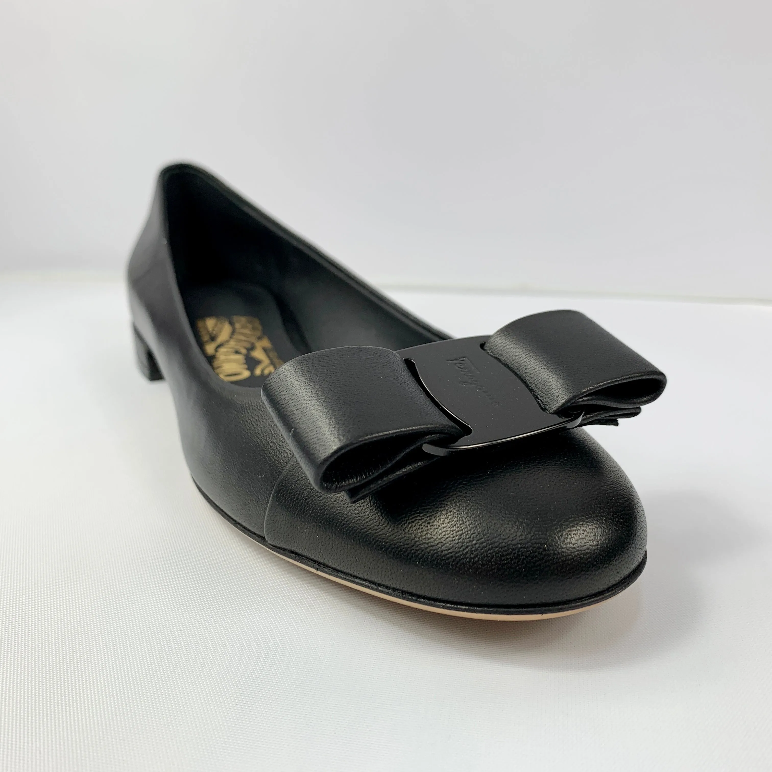 Salvatore Ferragamo Varina CT Flats in Nero