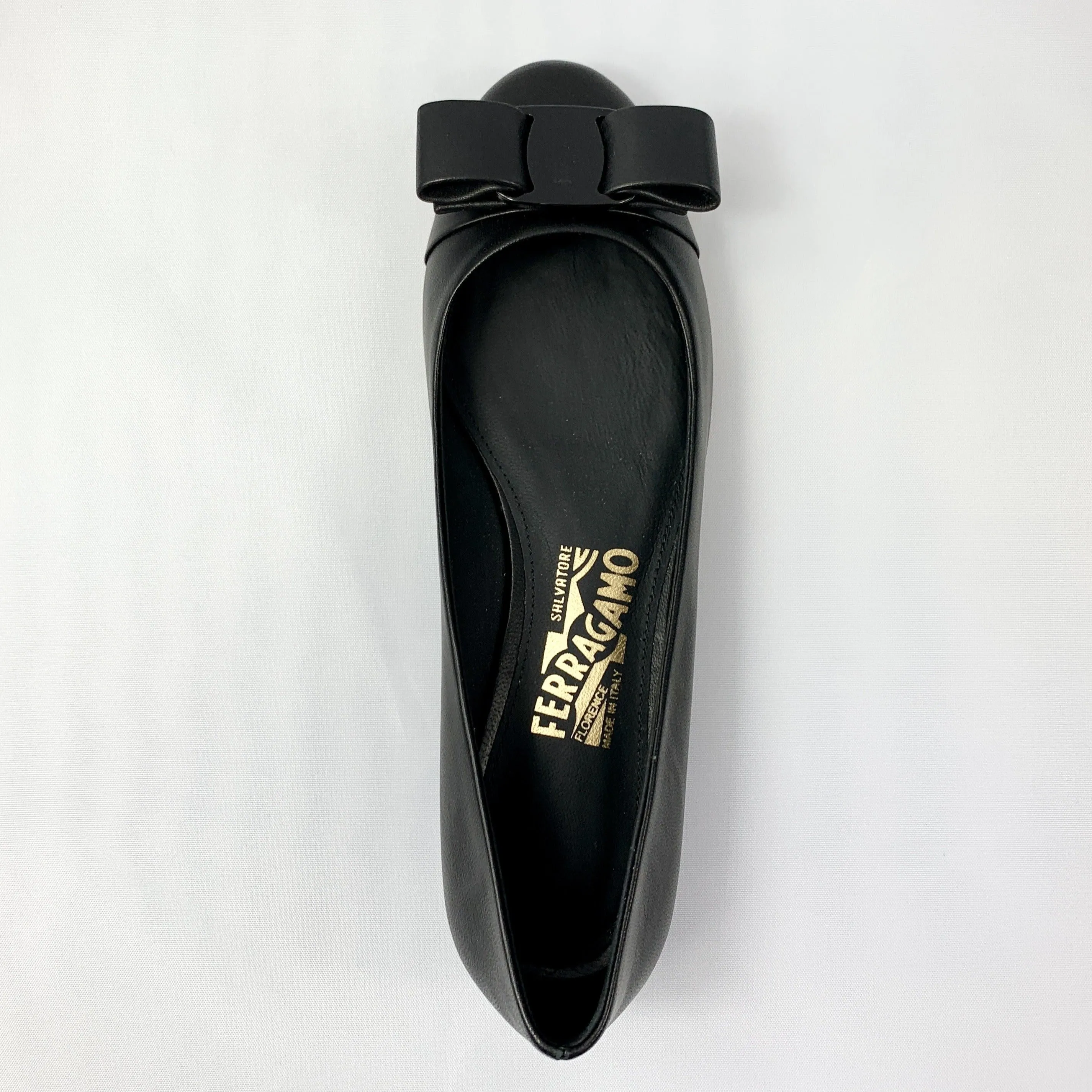 Salvatore Ferragamo Varina CT Flats in Nero