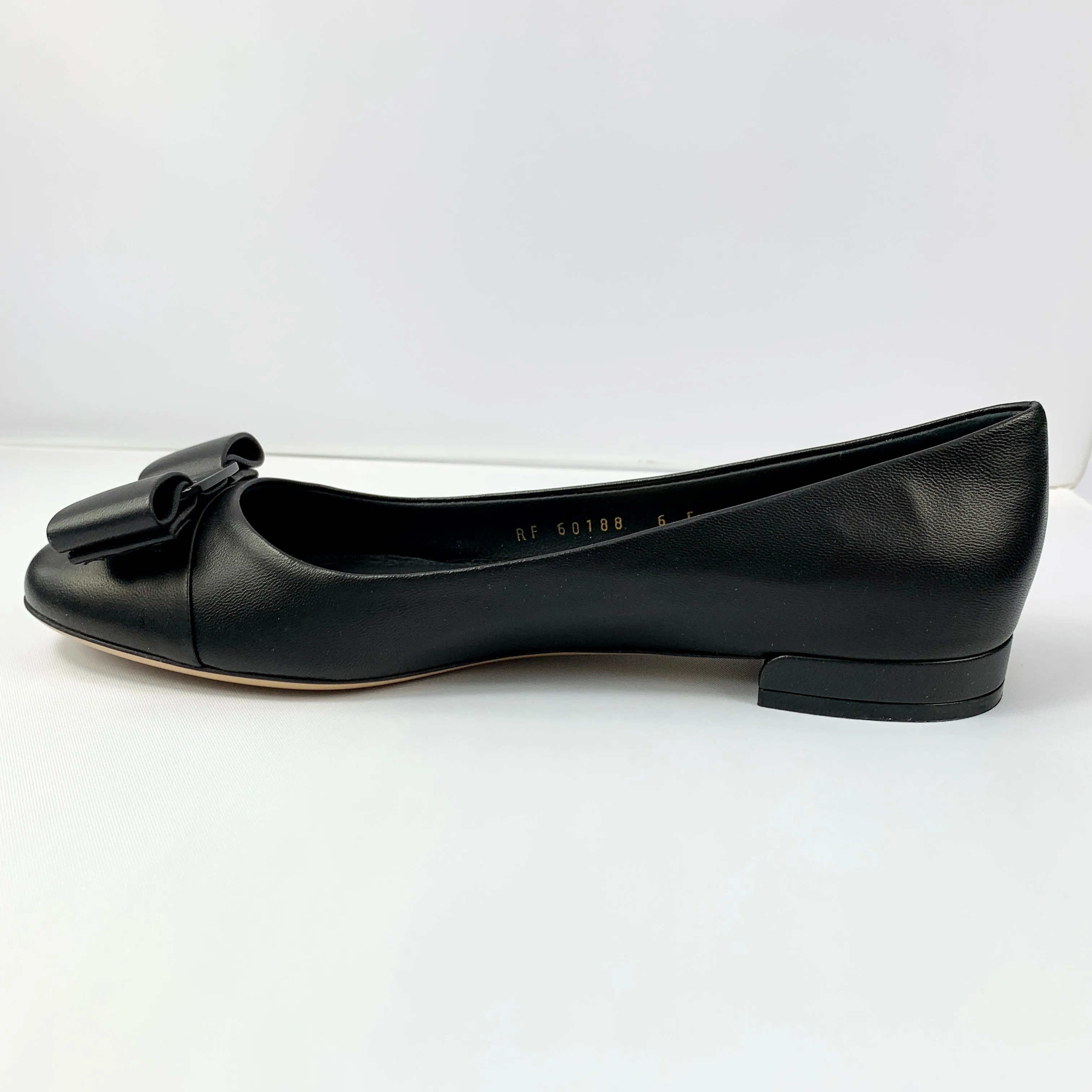 Salvatore Ferragamo Varina CT Flats in Nero