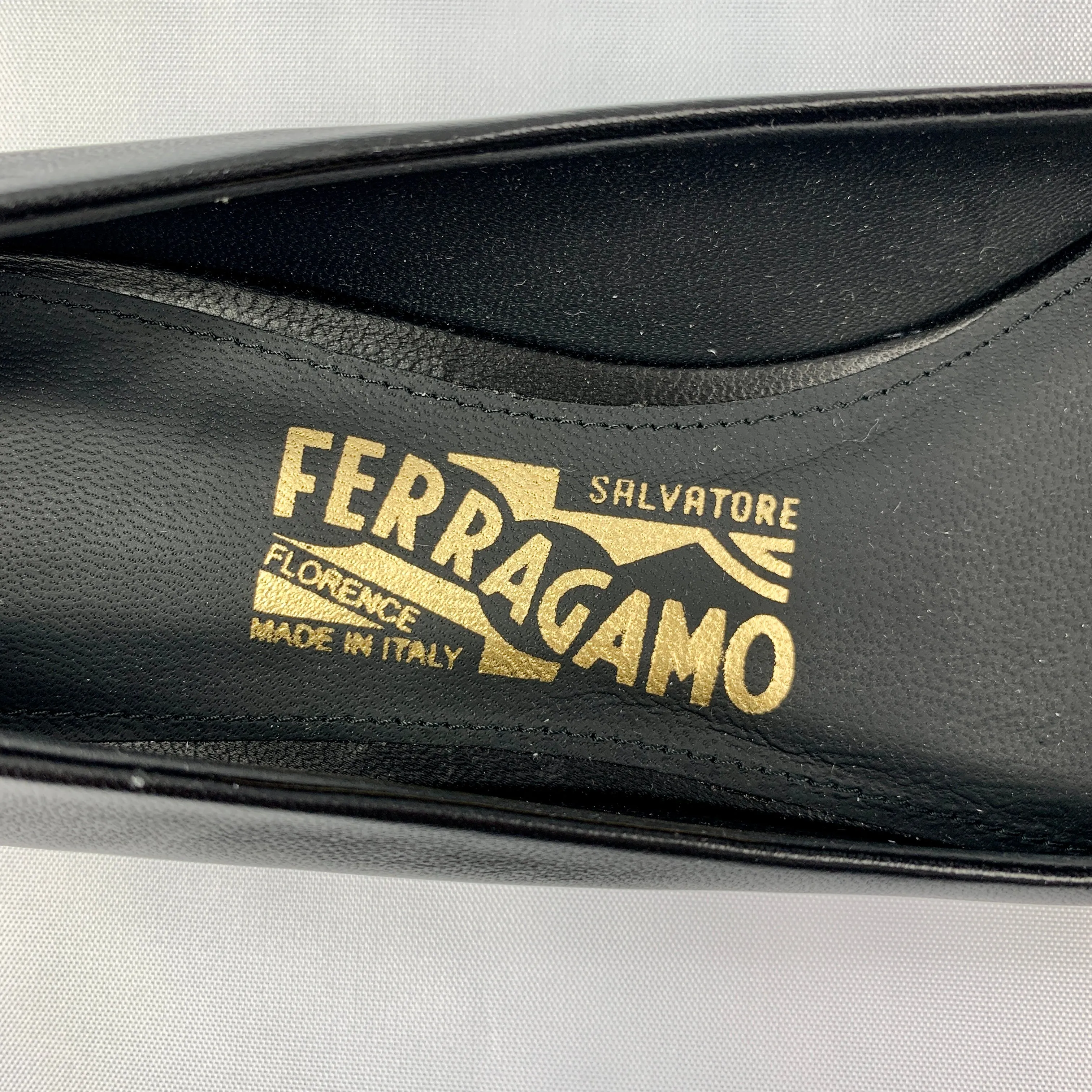 Salvatore Ferragamo Varina CT Flats in Nero