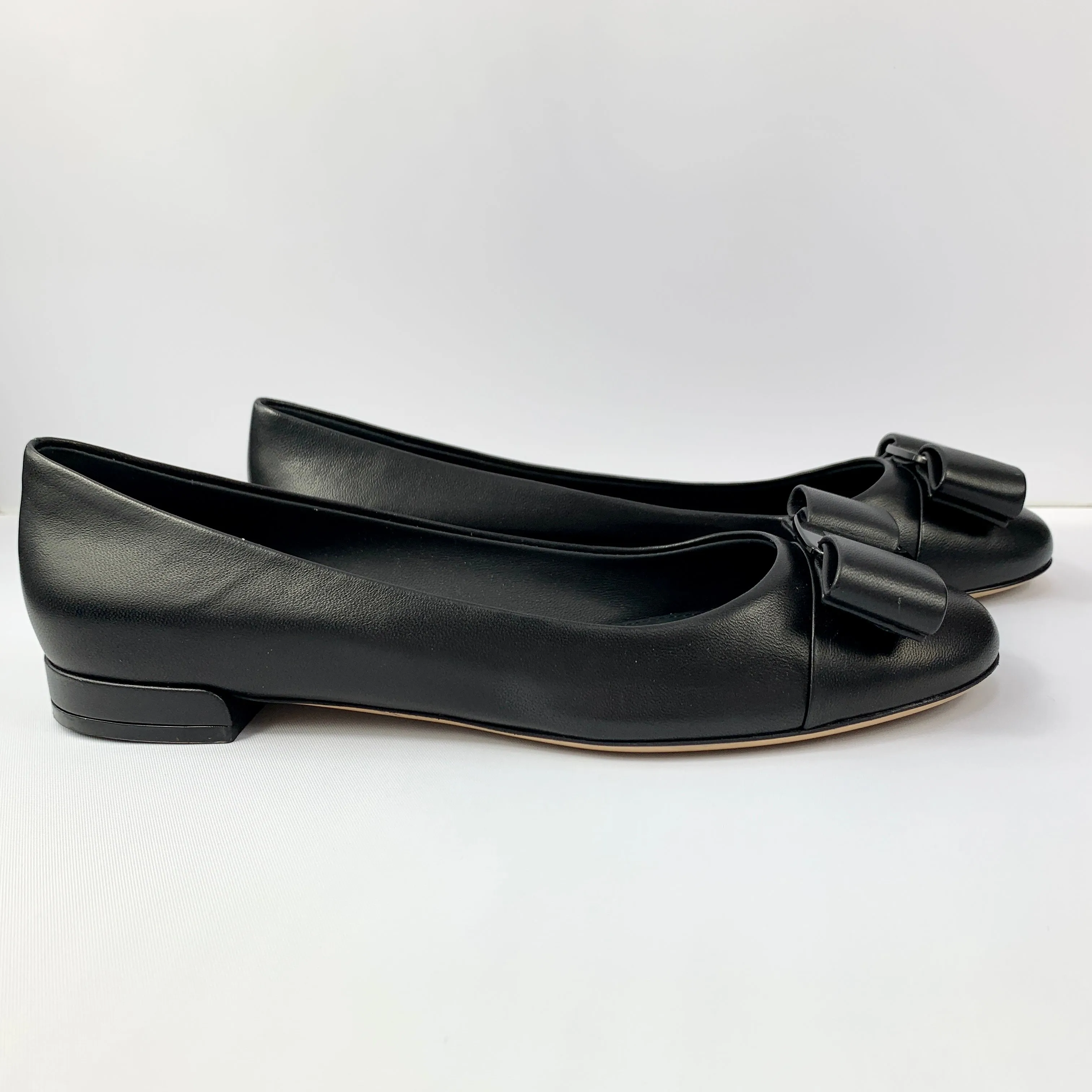 Salvatore Ferragamo Varina CT Flats in Nero