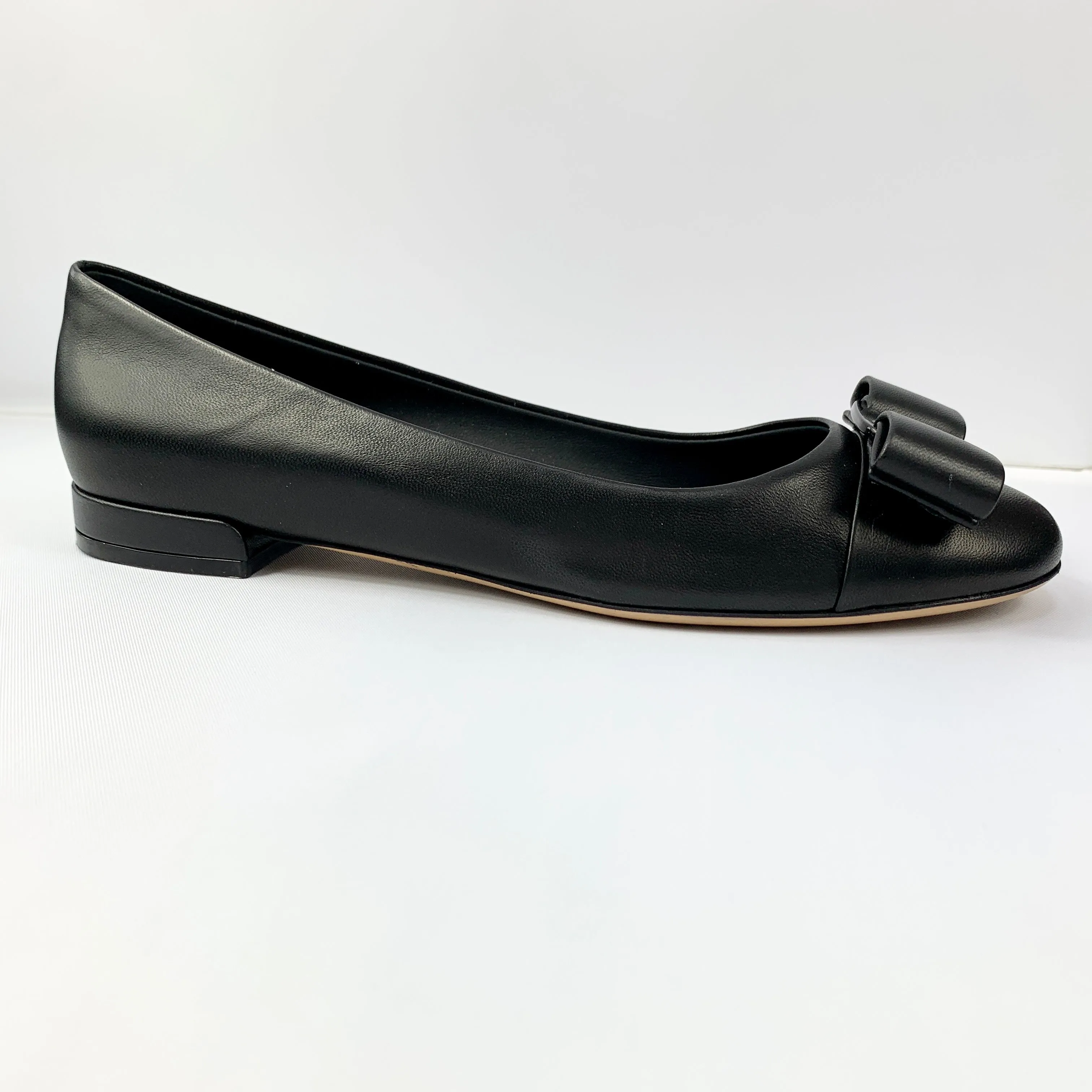Salvatore Ferragamo Varina CT Flats in Nero