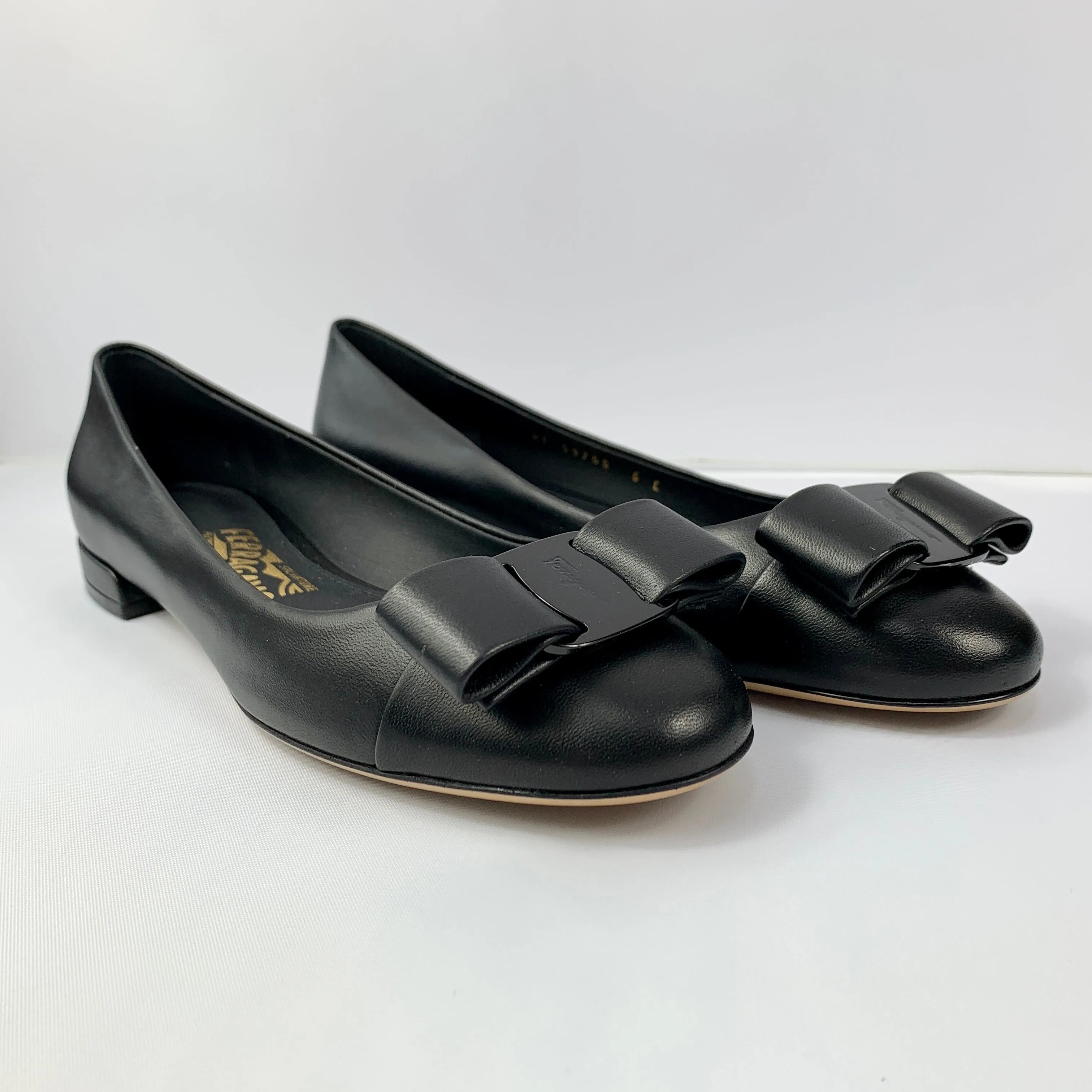 Salvatore Ferragamo Varina CT Flats in Nero