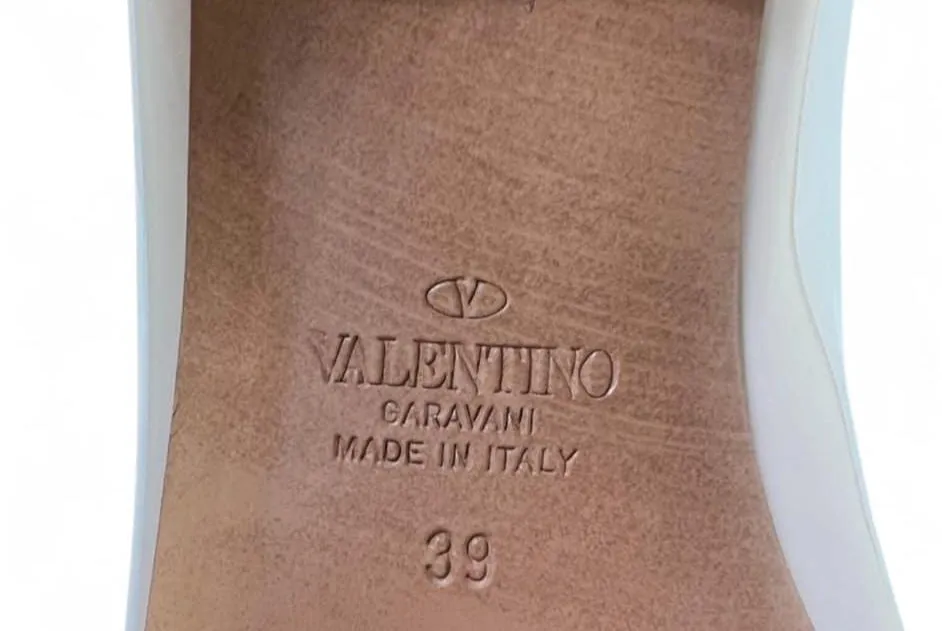VALENTINO GARAVANI Cream Patent Leather One Stud Ballet Flats IT39